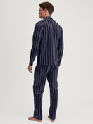 La modella / Il modello Uomo indossa Pigiama con bottoni in 100% cotone di colore Blu, A righe, della serie Relax Streamline 4 di CALIDA, Vista posteriore