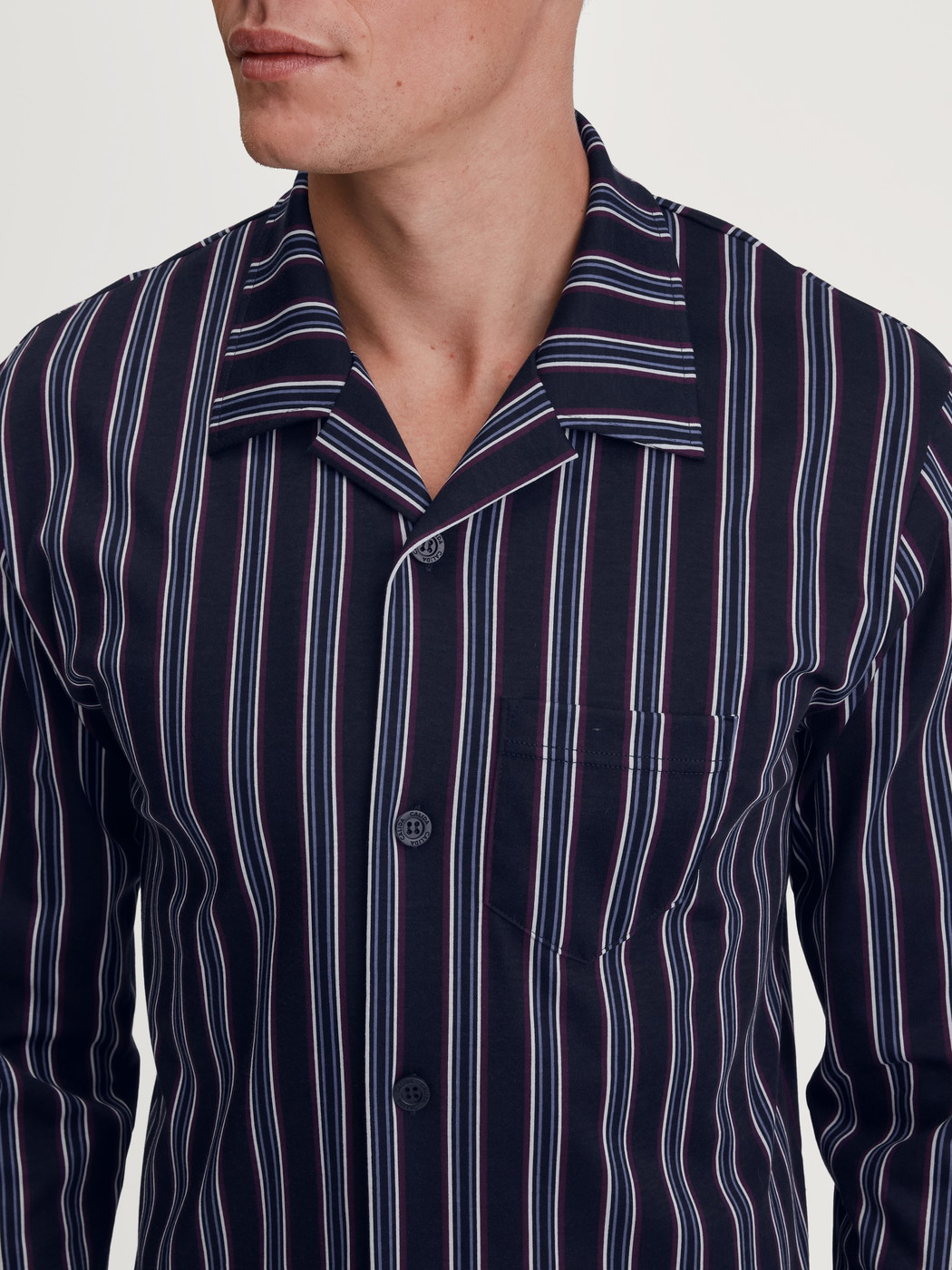 La modella / Il modello Uomo indossa Pigiama con bottoni in 100% cotone di colore Blu, A righe, della serie Relax Streamline 4 di CALIDA, Dettaglio