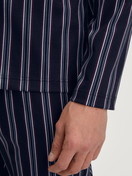 La modella / Il modello Uomo indossa Pigiama con bottoni in 100% cotone di colore Blu, A righe, della serie Relax Streamline 4 di CALIDA, Dettaglio