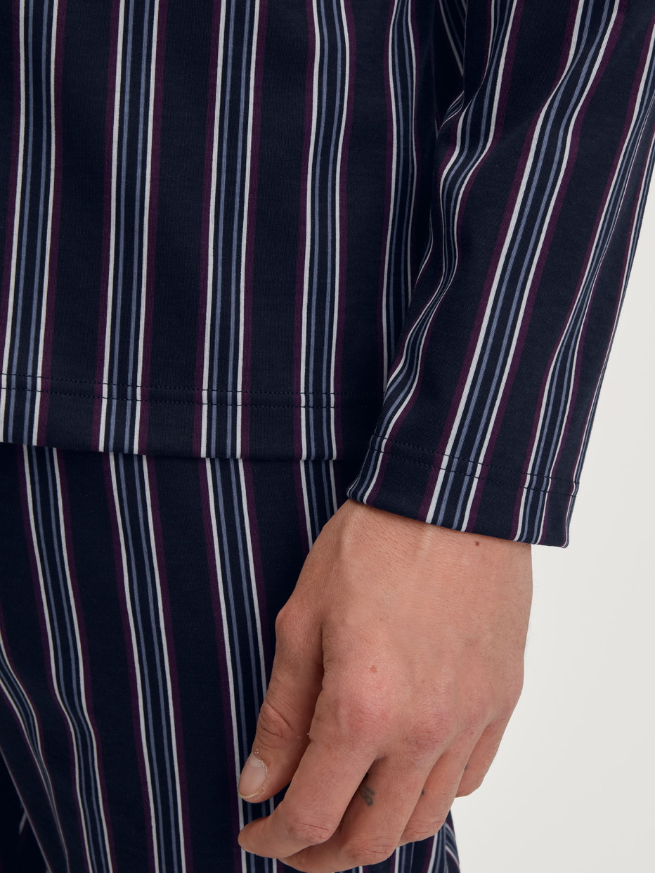 Herren-Model trägt Pyjama mit Knöpfen aus 100% Baumwolle in Blau, Gestreift aus Serie Relax Streamline 4 von CALIDA, Detail