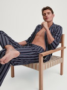 La modella / Il modello Uomo indossa Pigiama con bottoni in 100% cotone di colore Blu, A righe, della serie Relax Streamline 4 di CALIDA, Vista frontale