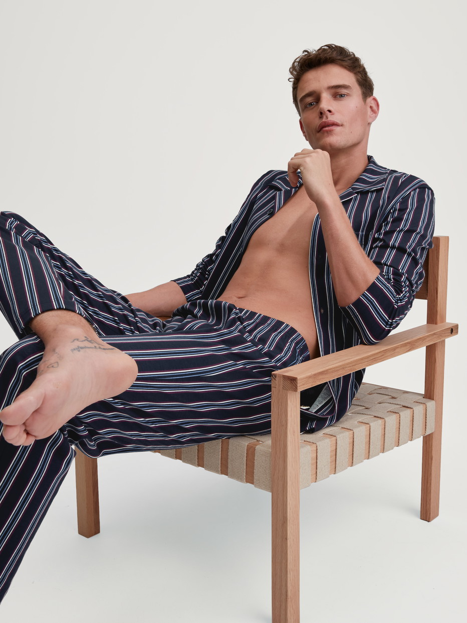 Herren-Model trägt Pyjama mit Knöpfen aus 100% Baumwolle in Blau, Gestreift aus Serie Relax Streamline 4 von CALIDA, Vorderansicht