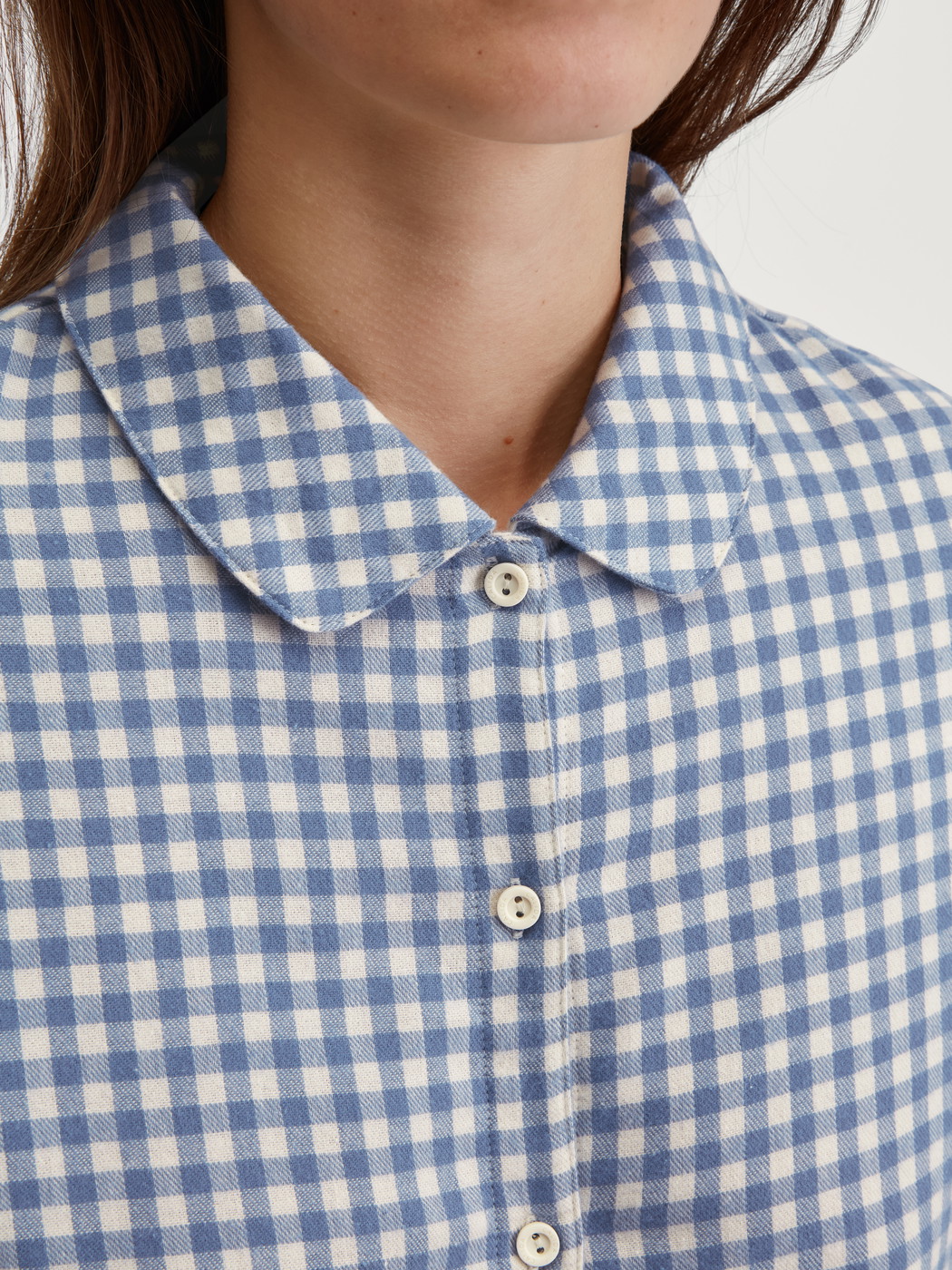 Damen-Model trägt Flanell-Pyjama mit Knöpfen aus 100% Baumwolle in Blau, Kariert aus Serie Flannel Dreams von CALIDA, Detail