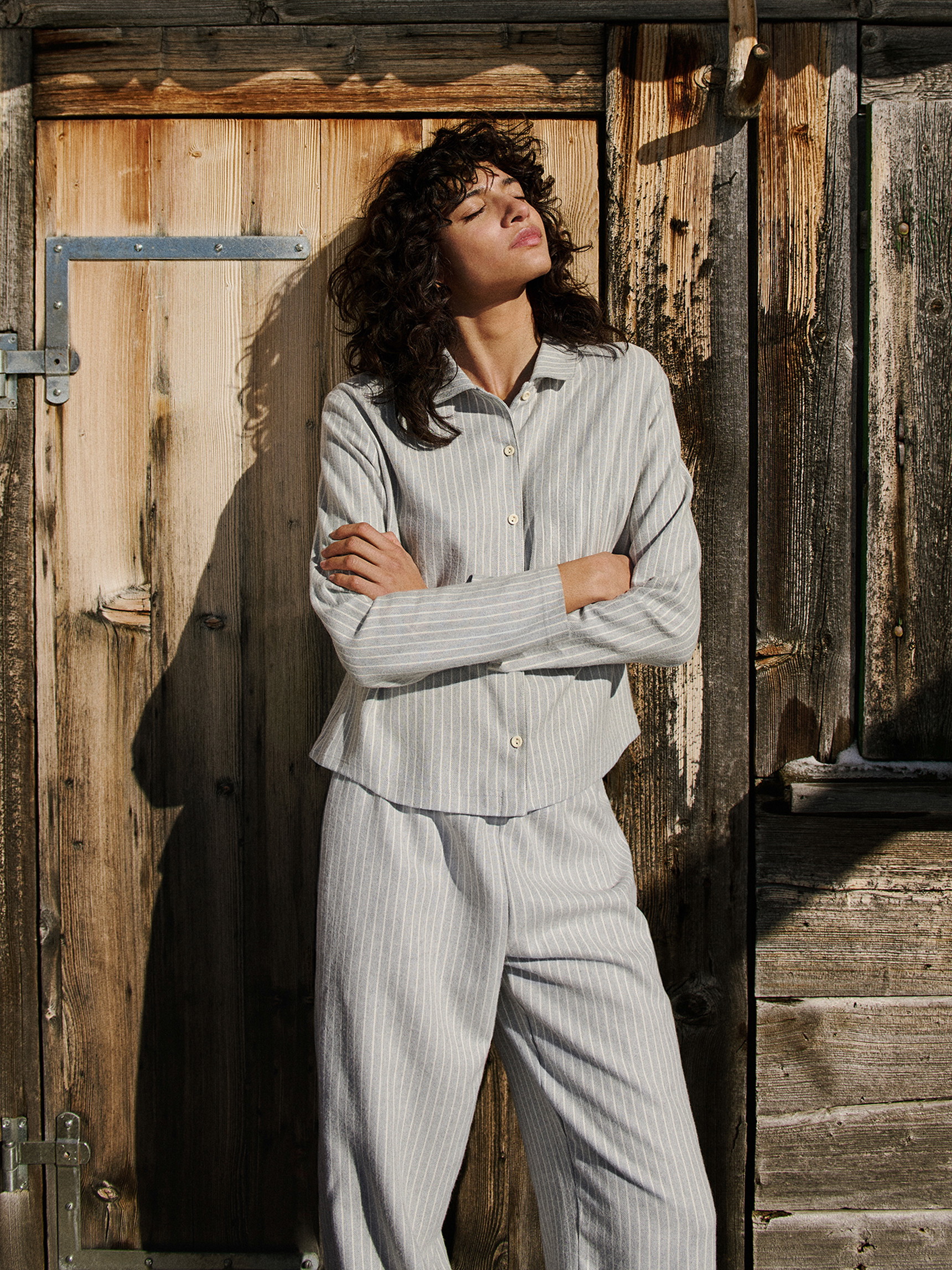 Le mannequin Femme porte le/la Pyjama en flanelle, boutonné de bout en bout en 100% coton de couleur Bleu, Unicolore, de la série Flannel Dreams de CALIDA, Vue de face