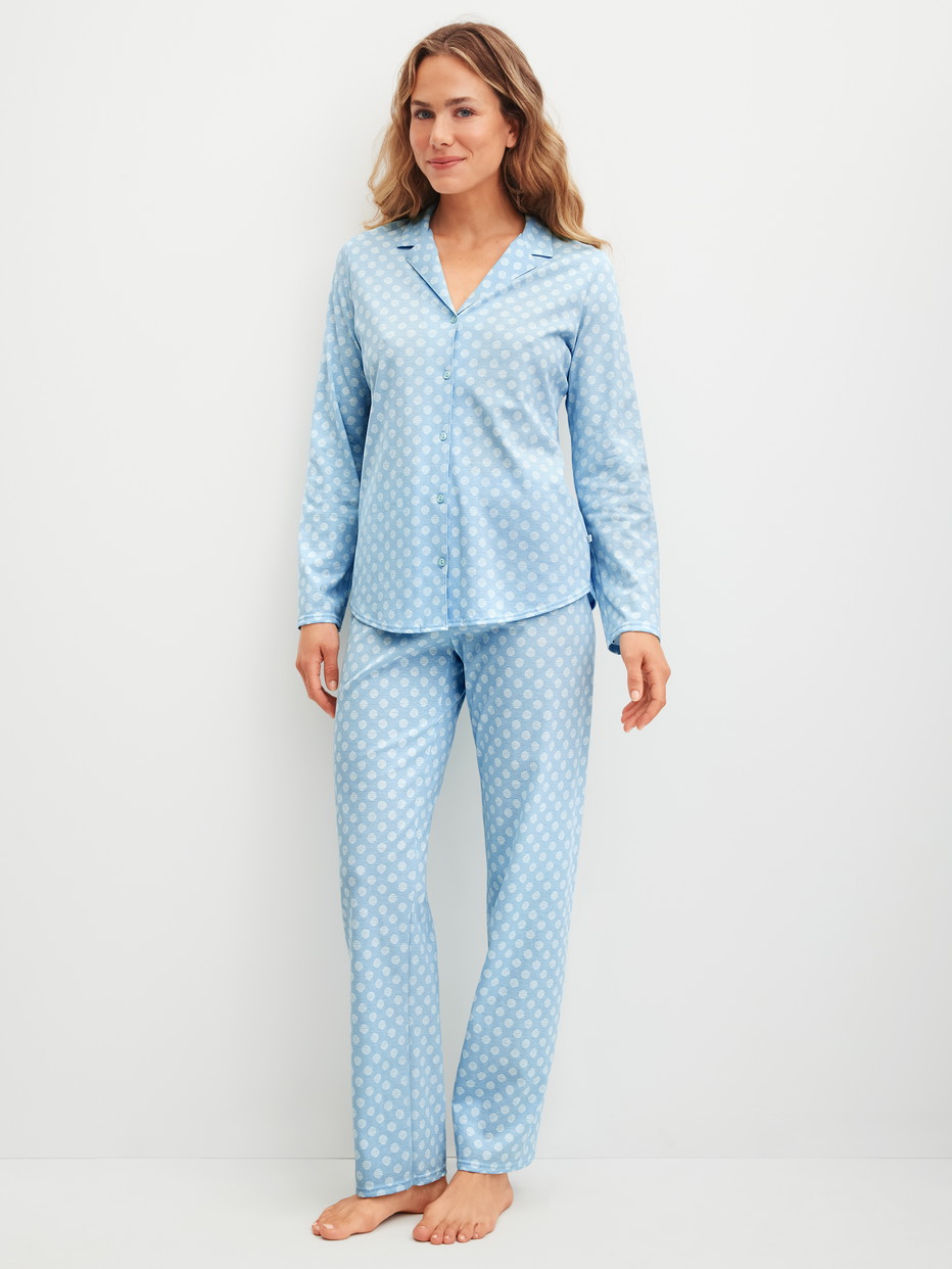 Damen-Model trägt Pyjama, durchgeknöpft aus 100% Baumwolle in Blau, Gemustert aus Serie Lovely Nights von CALIDA, Vorderansicht