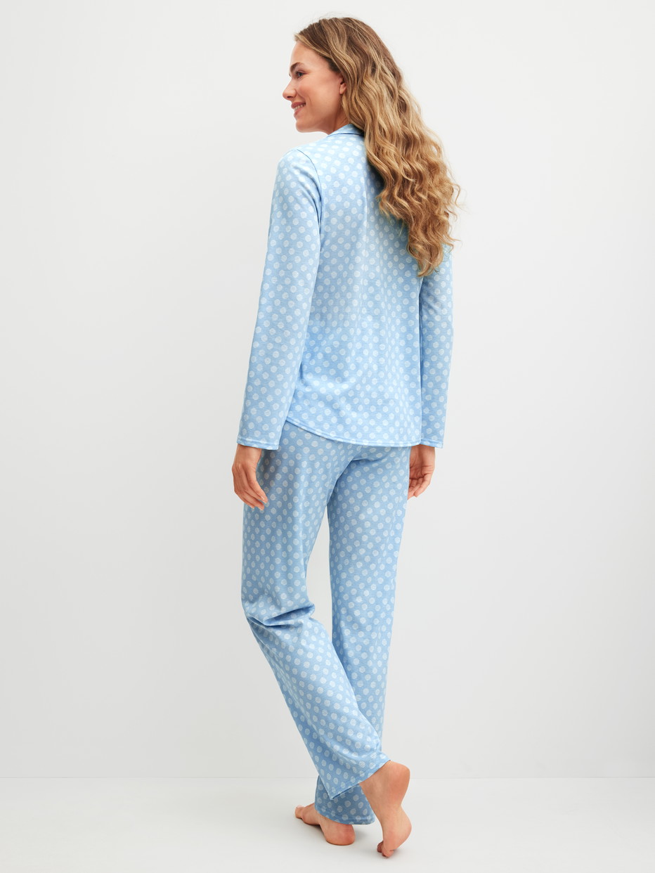 Damen-Model trägt Pyjama, durchgeknöpft aus 100% Baumwolle in Blau, Gemustert aus Serie Lovely Nights von CALIDA, Rückansicht