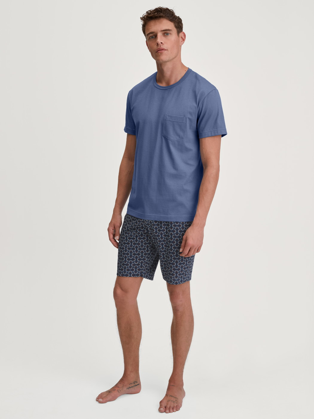 Le mannequin Homme porte le/la Pyjama court en 100% coton de couleur Bleu, À motifs, de la série Relax Imprint 1 de CALIDA, Vue de face