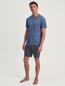 Le mannequin Homme porte le/la Pyjama court en 100% coton de couleur Bleu, À motifs, de la série Relax Imprint 1 de CALIDA, Vue de face