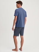 Le mannequin Homme porte le/la Pyjama court en 100% coton de couleur Bleu, À motifs, de la série Relax Imprint 1 de CALIDA, Vue arrière