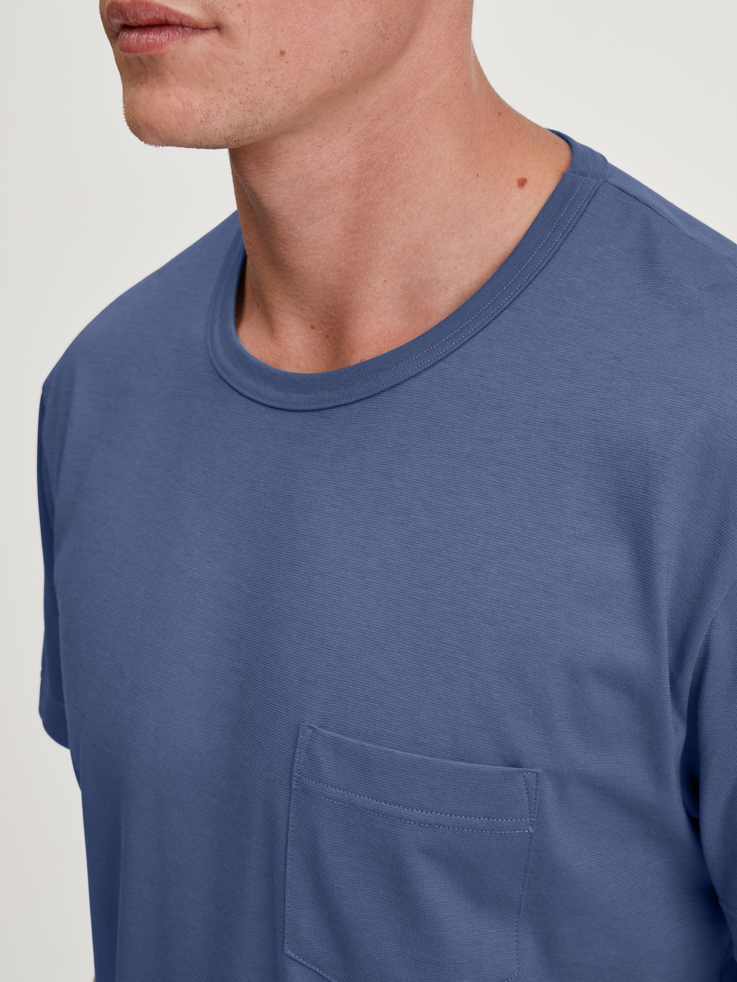 Le mannequin Homme porte le/la Pyjama court en 100% coton de couleur Bleu, À motifs, de la série Relax Imprint 1 de CALIDA, Détail