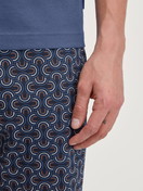 Le mannequin Homme porte le/la Pyjama court en 100% coton de couleur Bleu, À motifs, de la série Relax Imprint 1 de CALIDA, Détail