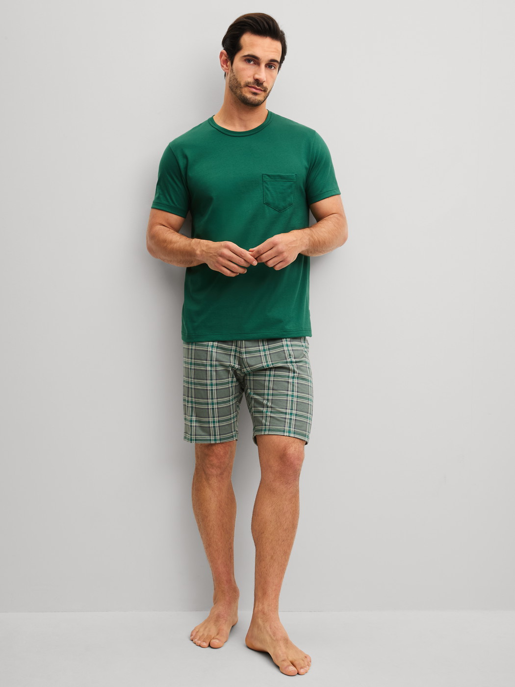 Le mannequin Homme porte le/la Pyjama court en 100% coton de couleur Vert, À carreaux, de la série Relax Imprint 2 de CALIDA, Vue de face