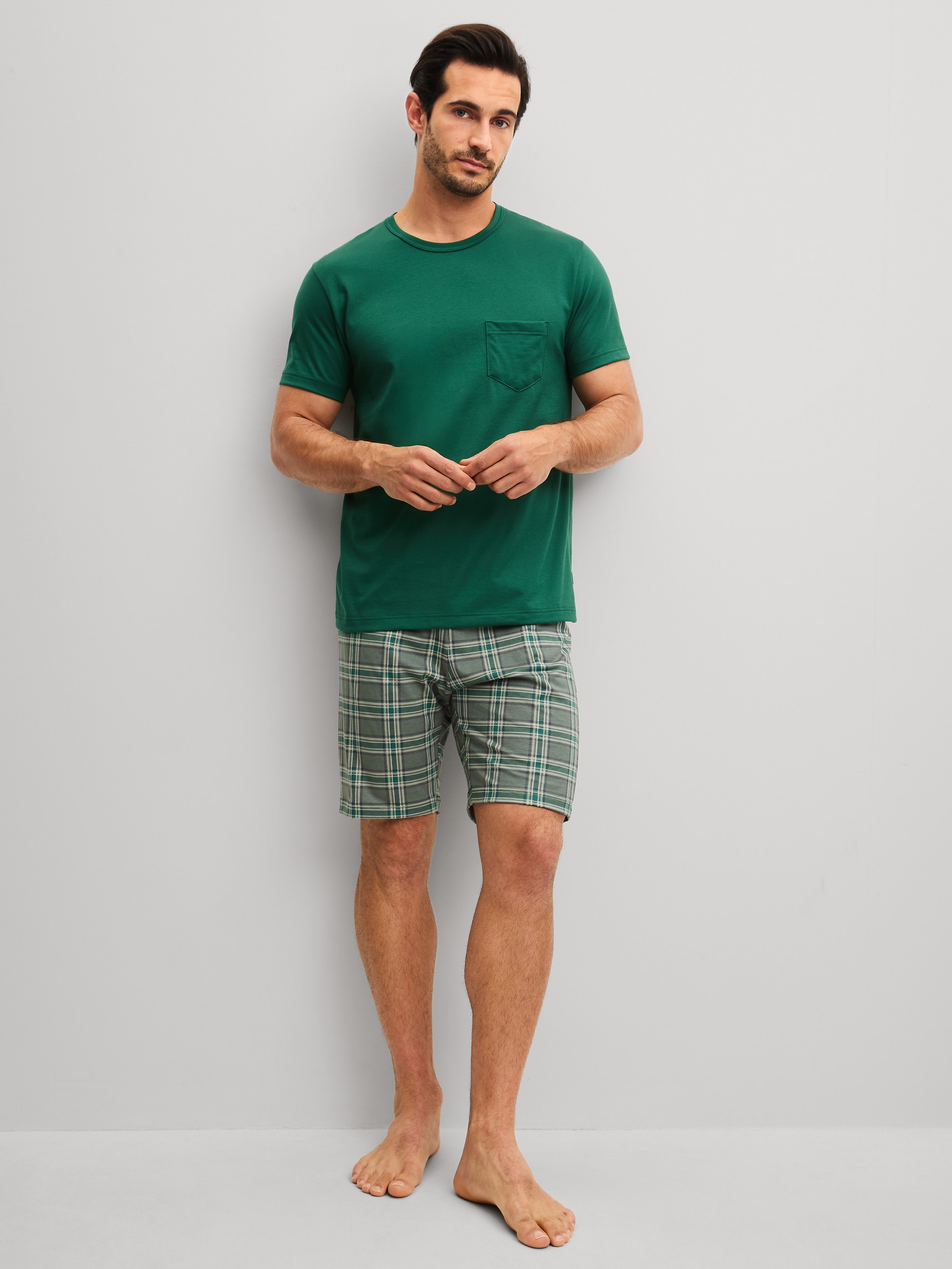 La modella / Il modello Uomo indossa Pigiama corto in 100% cotone di colore Verde, A scacchi, della serie Relax Imprint 2 di CALIDA, Vista frontale