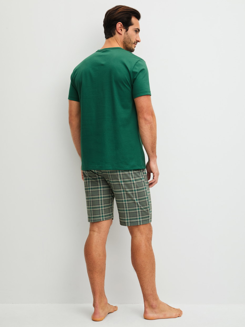 Herren-Model trägt Kurz-Pyjama aus 100% Baumwolle in Grün, Kariert aus Serie Relax Imprint 2 von CALIDA, Rückansicht