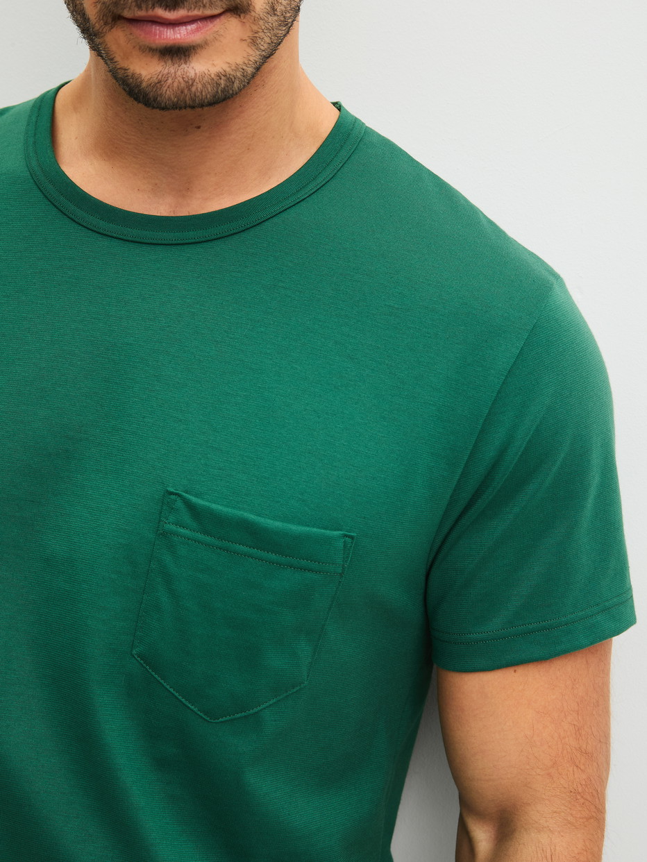 Herren-Model trägt Kurz-Pyjama aus 100% Baumwolle in Grün, Kariert aus Serie Relax Imprint 2 von CALIDA, Detail