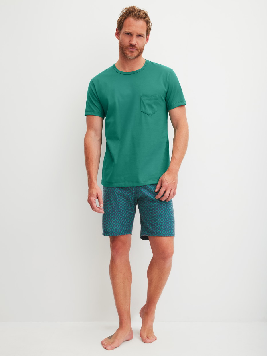Herren-Model trägt Kurz-Pyjama aus 100% Baumwolle in Grün, Gemustert aus Serie Relax Imprint 3 von CALIDA, Vorderansicht