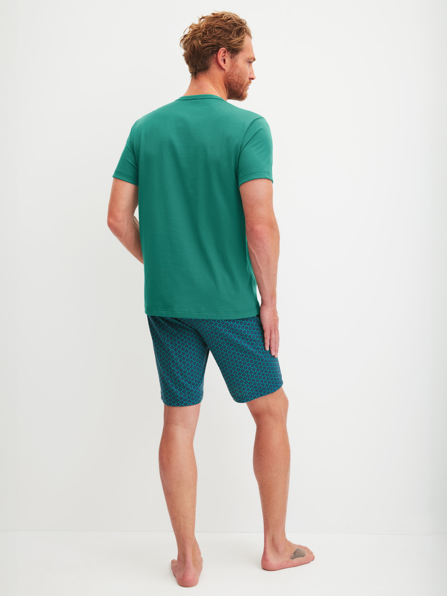 Herren-Model trägt Kurz-Pyjama aus 100% Baumwolle in Grün, Gemustert aus Serie Relax Imprint 3 von CALIDA, Rückansicht