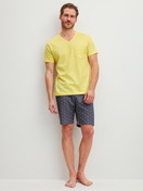 La modella / Il modello Uomo indossa Pigiama corto in 100% cotone di colore Giallo, Modello, della serie EDITION 85 di CALIDA, Vista frontale