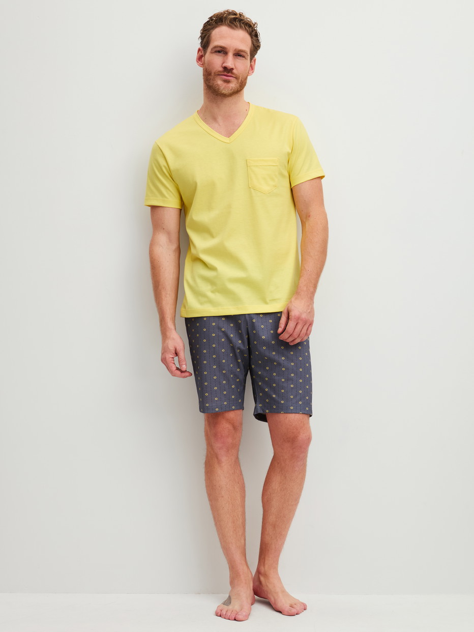 Herren-Model trägt Kurz-Pyjama aus 100% Baumwolle in Gelb, Gemustert aus Serie EDITION 85 von CALIDA, Vorderansicht
