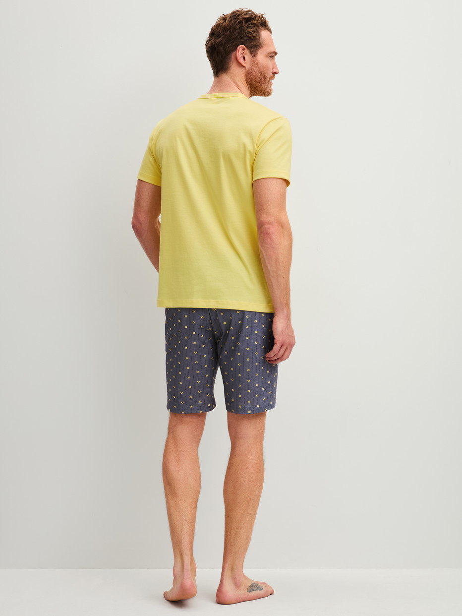 Herren-Model trägt Kurz-Pyjama aus 100% Baumwolle in Gelb, Gemustert aus Serie EDITION 85 von CALIDA, Rückansicht