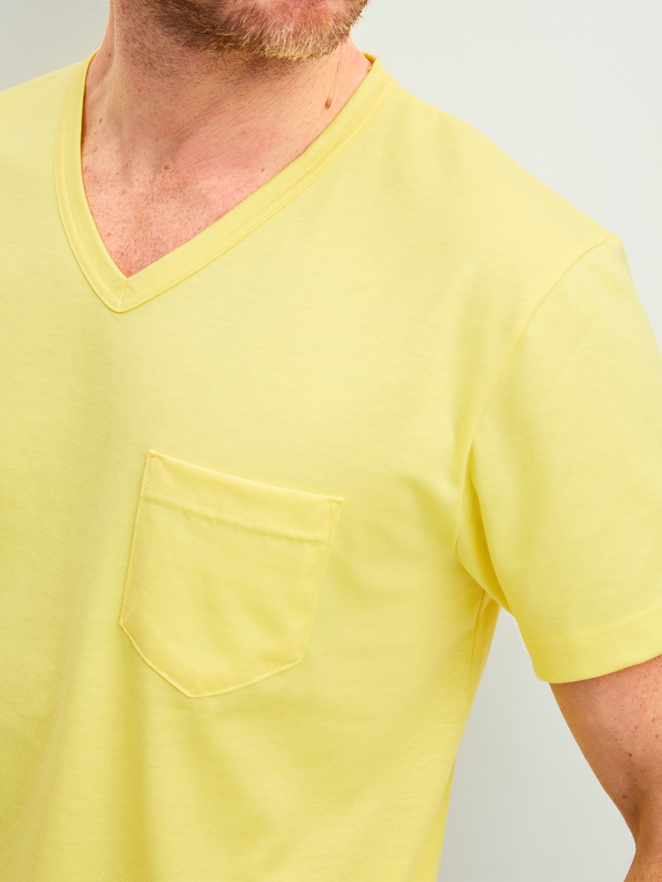 Herren-Model trägt Kurz-Pyjama aus 100% Baumwolle in Gelb, Gemustert aus Serie EDITION 85 von CALIDA, Detail