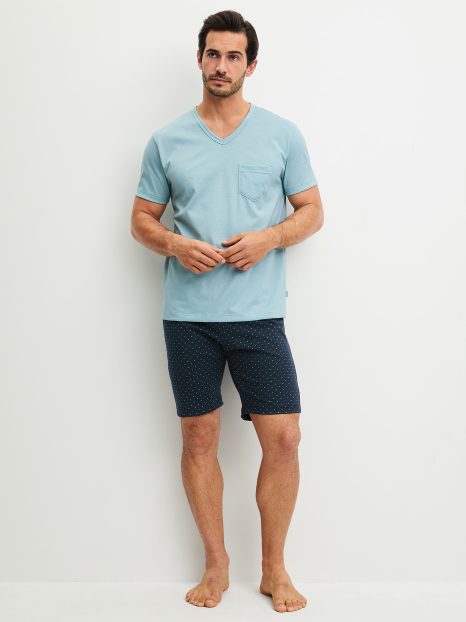 Herren-Model trägt Kurz-Pyjama aus 100% Baumwolle in Blau, Gemustert aus Serie Relax Imprint 3 von CALIDA, Vorderansicht