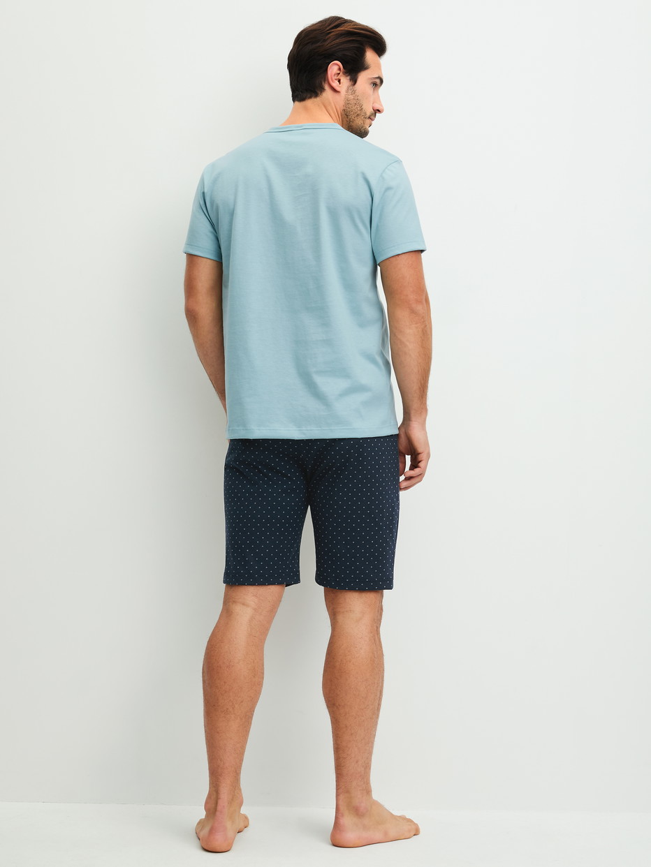 Herren-Model trägt Kurz-Pyjama aus 100% Baumwolle in Blau, Gemustert aus Serie Relax Imprint 3 von CALIDA, Rückansicht