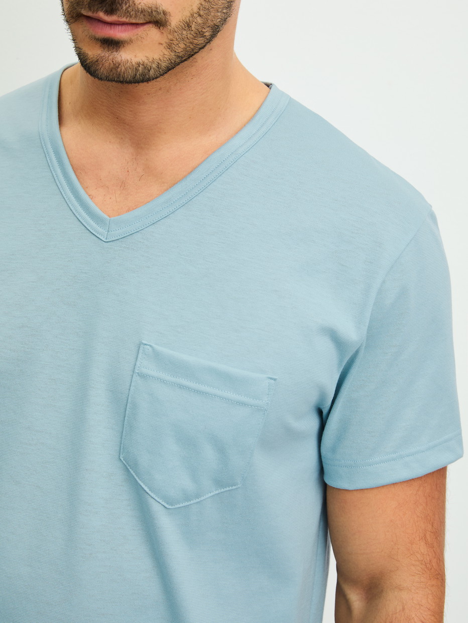 Herren-Model trägt Kurz-Pyjama aus 100% Baumwolle in Blau, Gemustert aus Serie Relax Imprint 3 von CALIDA, Detail