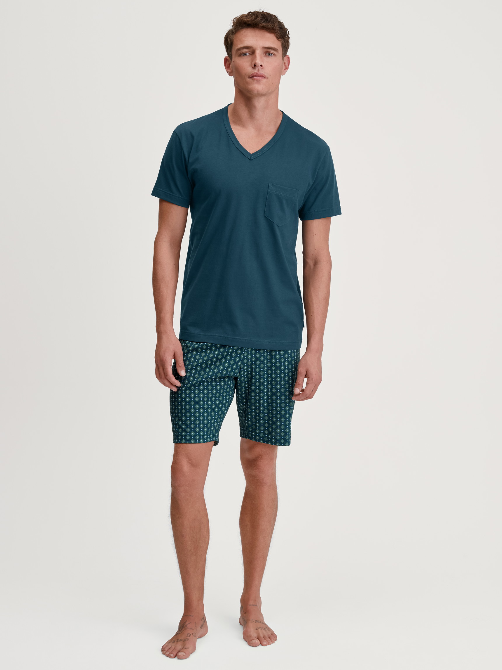 Herren-Model trägt Kurz-Pyjama aus 100% Baumwolle in Türkis, Gemustert aus Serie Relax Imprint 3 von CALIDA, Vorderansicht