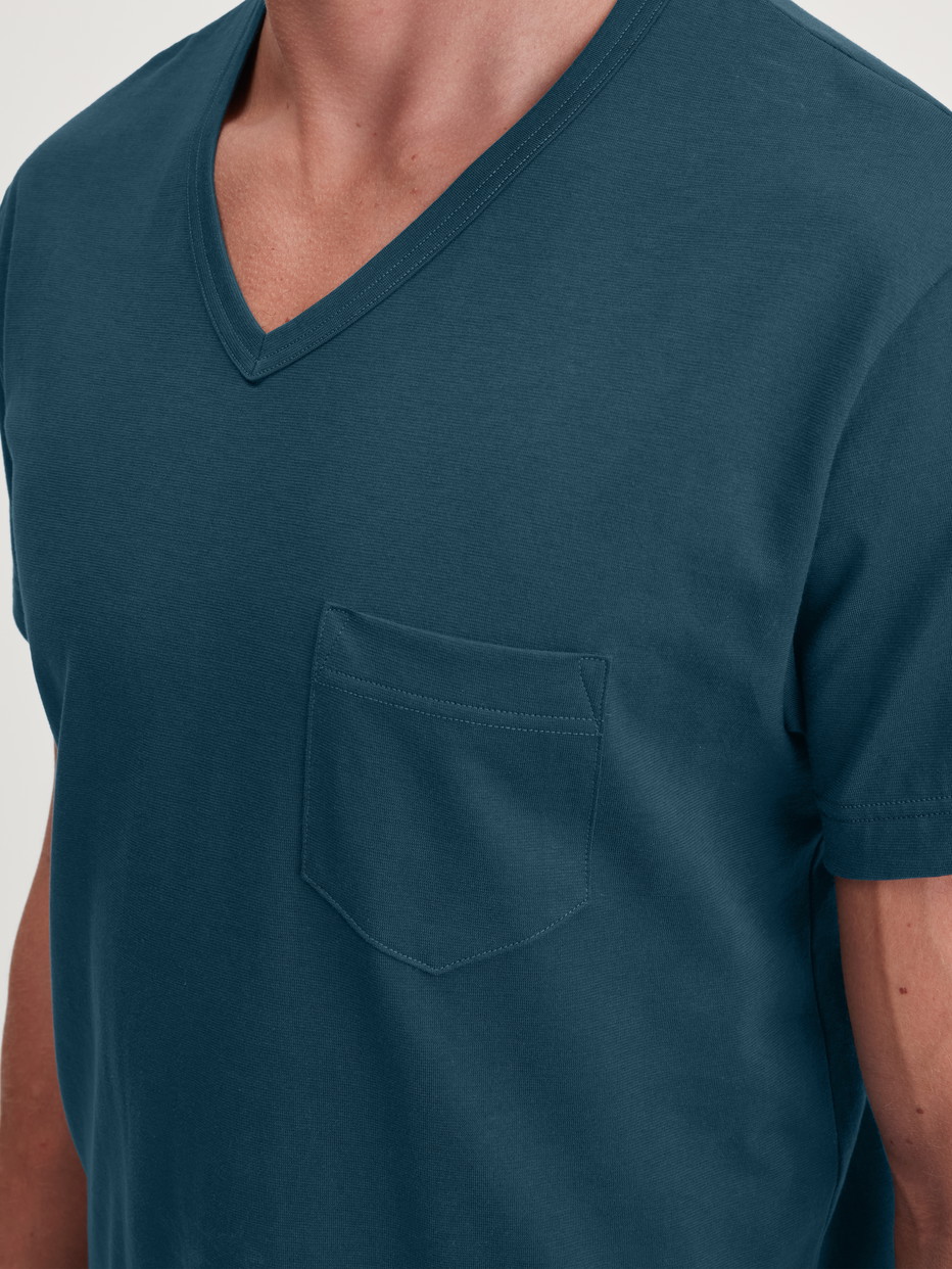 Men model is wearing Short pyjama made of 100% Cotton in Turquoise, Patterned from the Relax Imprint 3 series by CALIDA, Detail
