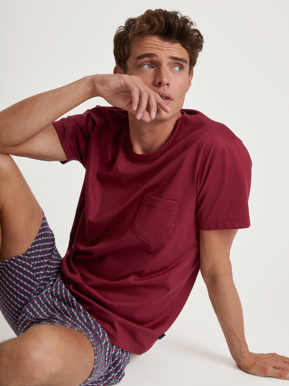Herren-Model trägt Kurz-Pyjama aus 100% Baumwolle in Rot, Gemustert aus Serie Relax Imprint von CALIDA, Vorderansicht