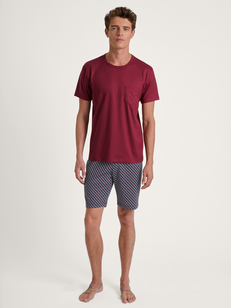 Herren-Model trägt Kurz-Pyjama aus 100% Baumwolle in Rot, Gemustert aus Serie Relax Imprint von CALIDA, Vorderansicht