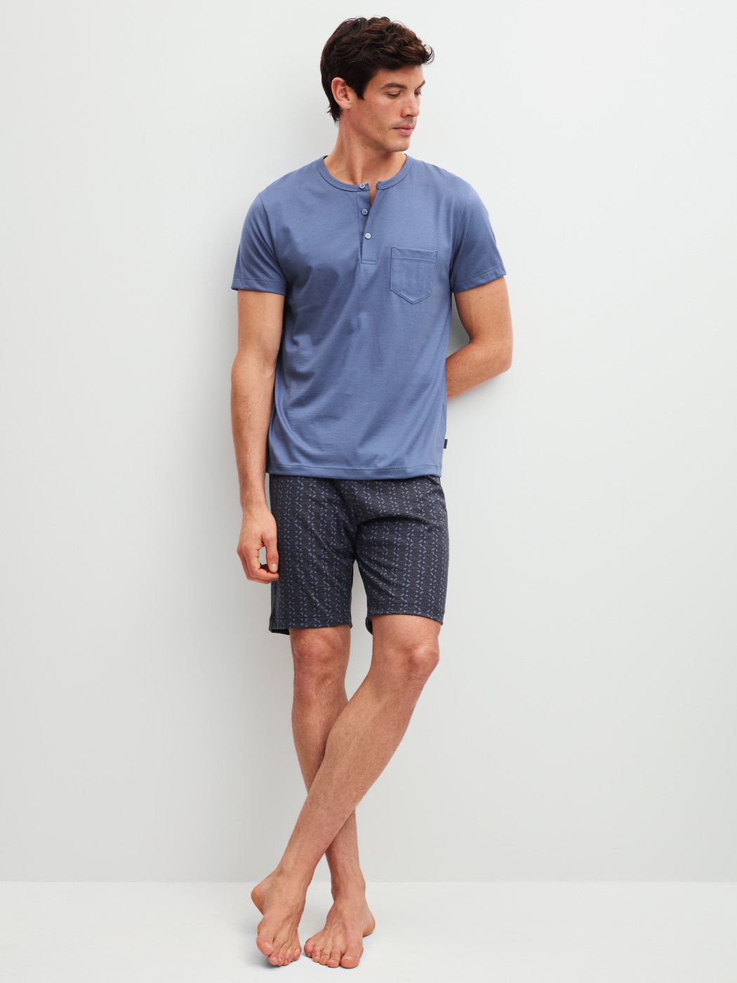 Le mannequin Homme porte le/la Pyjama court en 100% coton de couleur Bleu, À motifs, de la série Relax Imprint 1 de CALIDA, Vue de face