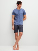 Le mannequin Homme porte le/la Pyjama court en 100% coton de couleur Bleu, À motifs, de la série Relax Imprint 1 de CALIDA, Vue de face