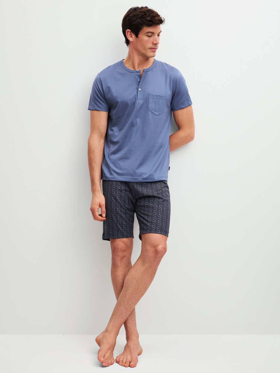 Herren-Model trägt Kurz-Pyjama aus 100% Baumwolle in Blau, Gemustert aus Serie Relax Imprint 1 von CALIDA, Vorderansicht