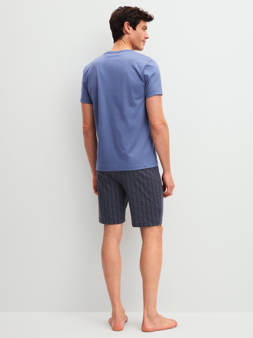 Le mannequin Homme porte le/la Pyjama court en 100% coton de couleur Bleu, À motifs, de la série Relax Imprint 1 de CALIDA, Vue arrière