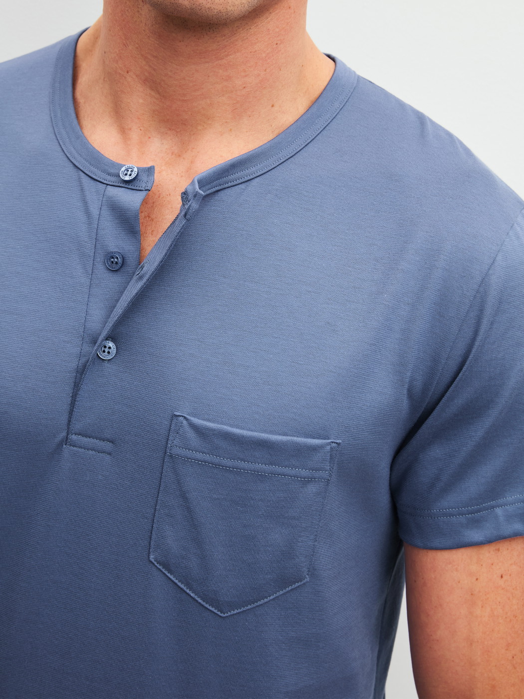 Le mannequin Homme porte le/la Pyjama court en 100% coton de couleur Bleu, À motifs, de la série Relax Imprint 1 de CALIDA, Détail
