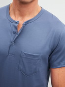 Le mannequin Homme porte le/la Pyjama court en 100% coton de couleur Bleu, À motifs, de la série Relax Imprint 1 de CALIDA, Détail