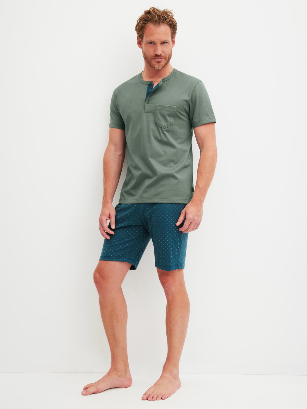 Herren-Model trägt Kurz-Pyjama aus 100% Baumwolle in Grün, Gemustert aus Serie Relax Imprint 1 von CALIDA, Vorderansicht