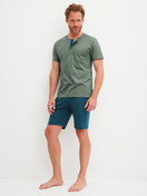 Herren-Model trägt Kurz-Pyjama aus 100% Baumwolle in Grün, Gemustert aus Serie Relax Imprint 1 von CALIDA, Vorderansicht