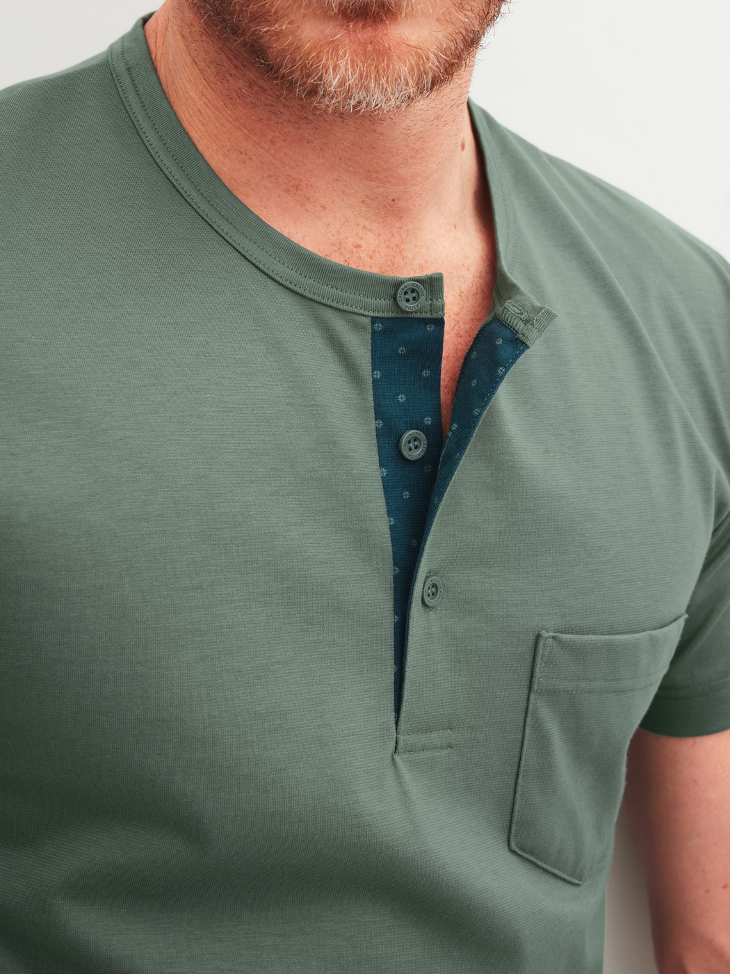 Herren-Model trägt Kurz-Pyjama aus 100% Baumwolle in Grün, Gemustert aus Serie Relax Imprint 1 von CALIDA, Detail