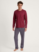 Le mannequin Homme porte le/la Pyjama en 100% coton de couleur Rouge, À motifs, de la série Relax Imprint de CALIDA, Vue de face