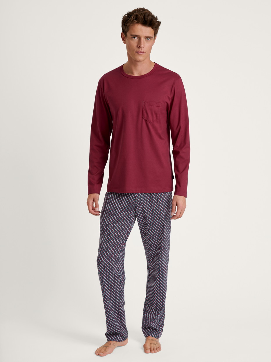 Herren-Model trägt Pyjama, lang aus 100% Baumwolle in Rot, Gemustert aus Serie Relax Imprint von CALIDA, Vorderansicht