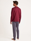 Le mannequin Homme porte le/la Pyjama en 100% coton de couleur Rouge, À motifs, de la série Relax Imprint de CALIDA, Vue arrière