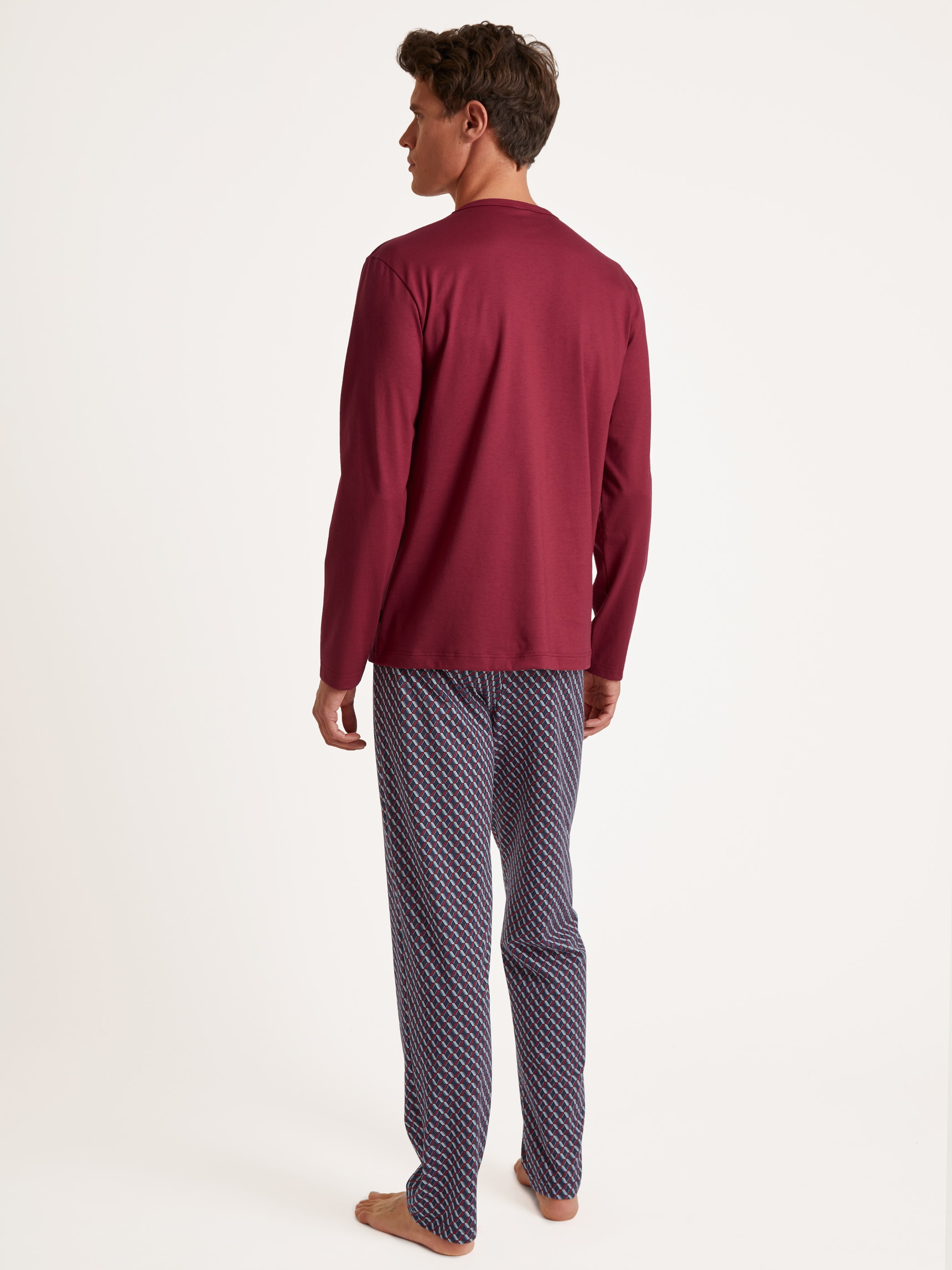 Herren-Model trägt Pyjama, lang aus 100% Baumwolle in Rot, Gemustert aus Serie Relax Imprint von CALIDA, Rückansicht