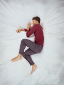 Le mannequin Homme porte le/la Pyjama en 100% coton de couleur Rouge, À motifs, de la série Relax Imprint de CALIDA, Vue de face