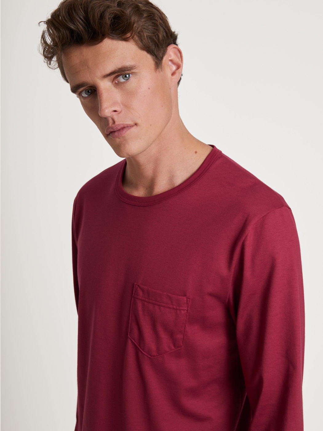 Le mannequin Homme porte le/la Pyjama en 100% coton de couleur Rouge, À motifs, de la série Relax Imprint de CALIDA, Détail