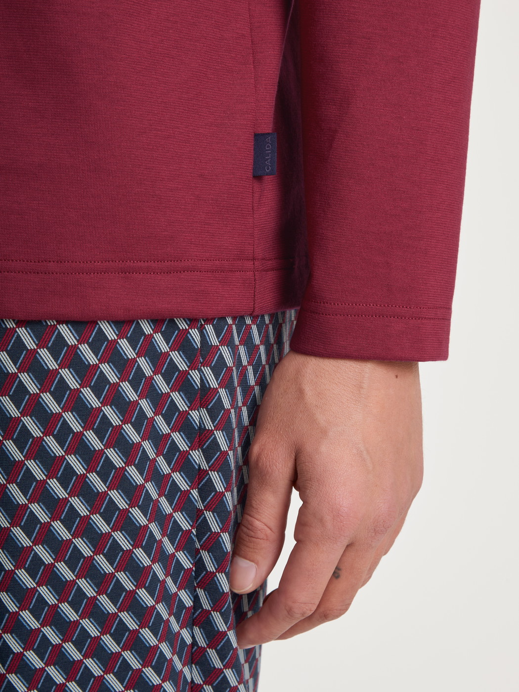 Le mannequin Homme porte le/la Pyjama en 100% coton de couleur Rouge, À motifs, de la série Relax Imprint de CALIDA, Détail