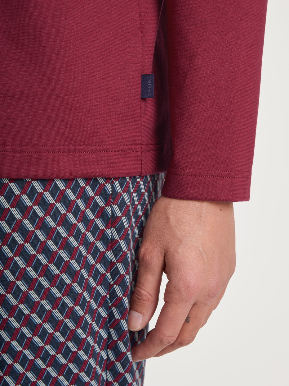 Herren-Model trägt Pyjama, lang aus 100% Baumwolle in Rot, Gemustert aus Serie Relax Imprint von CALIDA, Detail