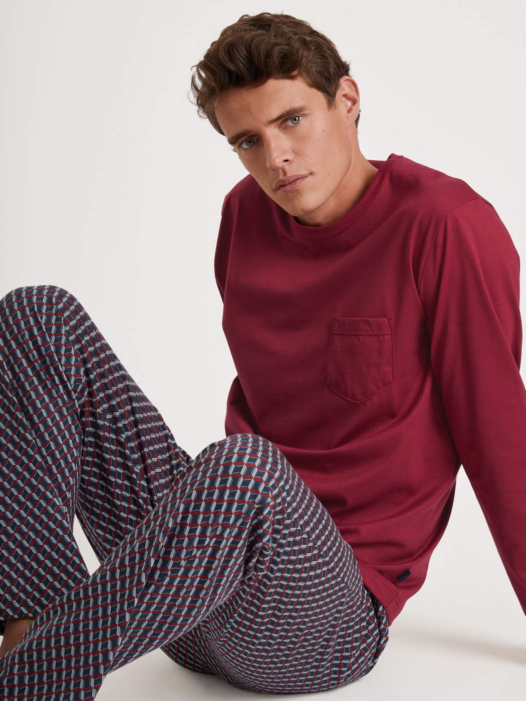 Le mannequin Homme porte le/la Pyjama en 100% coton de couleur Rouge, À motifs, de la série Relax Imprint de CALIDA, Image supplémentaire